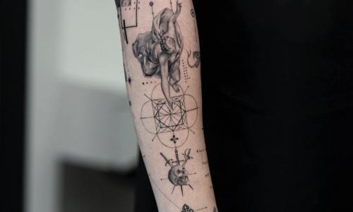 Fine Line Geomtric Sleeve