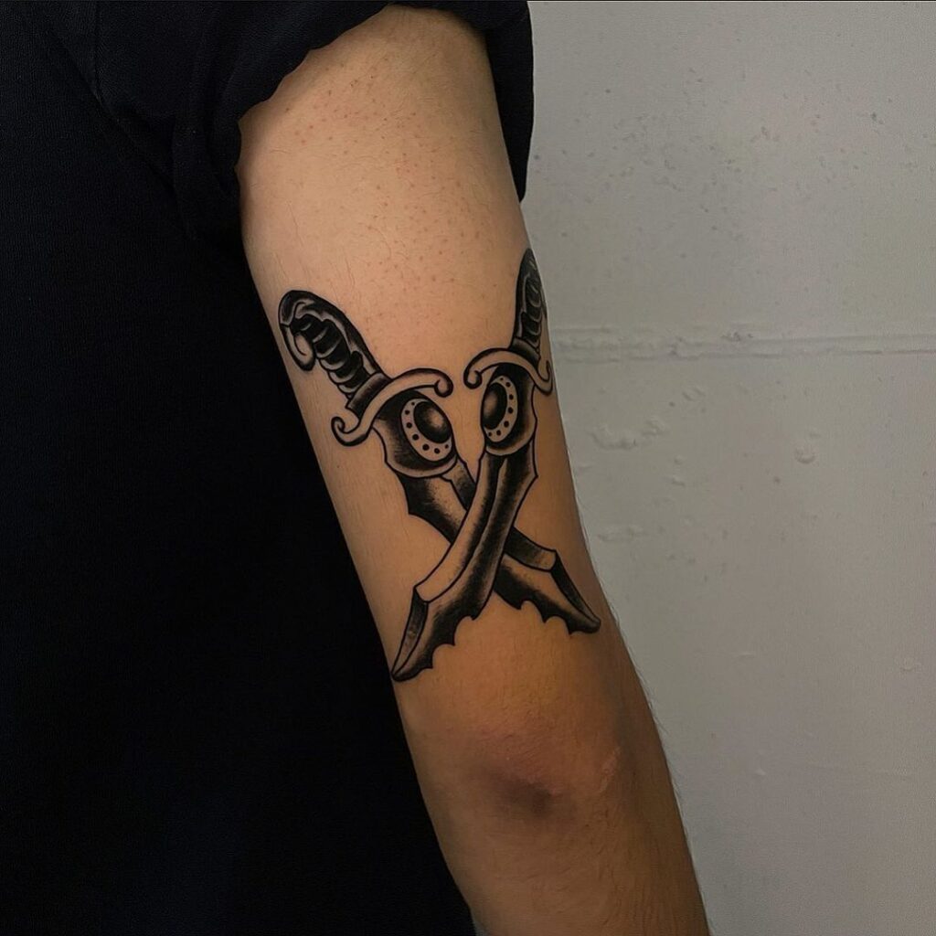 mantle tattoo_los angeles_traditional tattoo_black and grey daggers