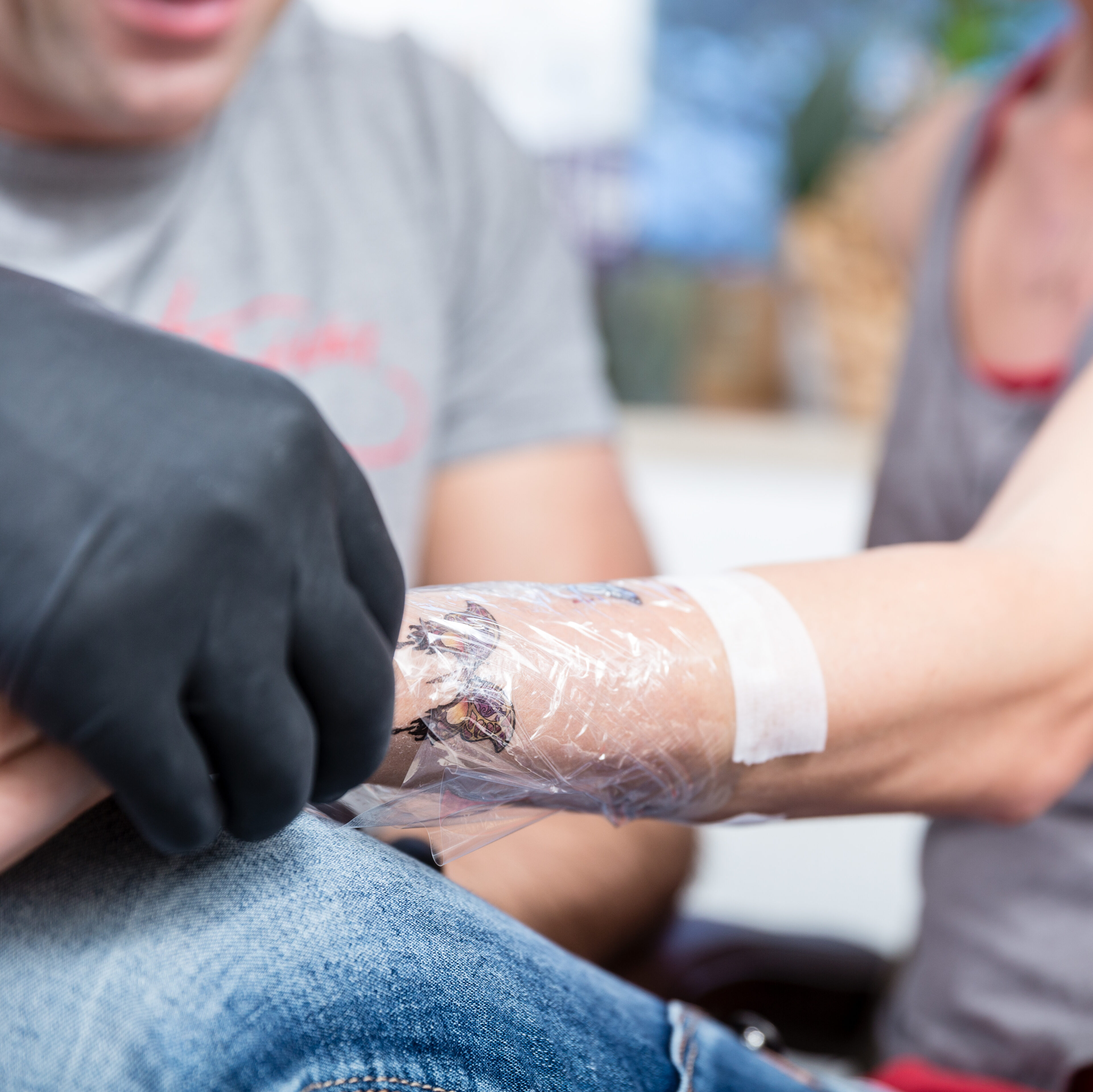 how long to keep tattoo covered, how long to keep tattoo wrapped with Second Skin, Saniderm